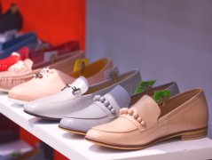 千百度鞋子品牌又一女鞋巨头退市:千百度市