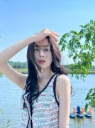 迪丽热巴无袖小香风:演绎夏日马甲时尚穿搭